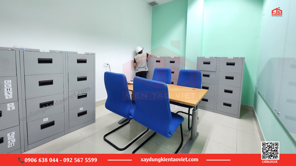 Góc phòng trống được biến đổi thành không gian phòng họp.