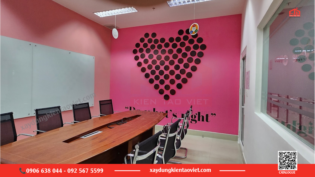 Hệ thống trần thạch cao kết hợp đèn văn phòng hiện đại.