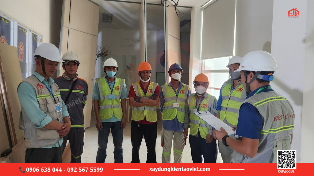 Kỹ sư đeo đầy đủ bảo hộ PPE khi thi công.