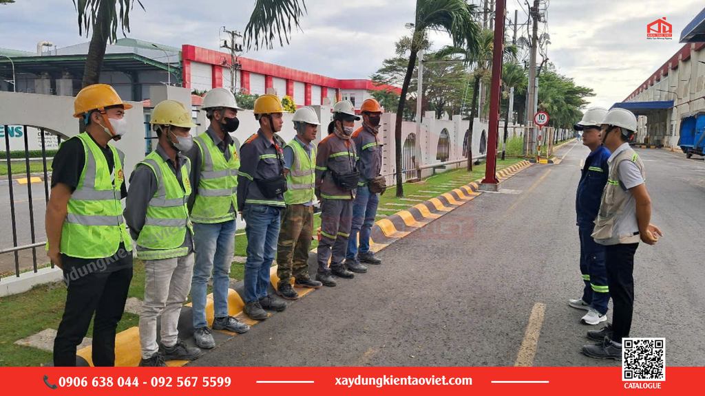 Đội ngũ kỹ sư và chỉ huy trưởng của Kiến Tạo Việt trực tiếp khảo sát, họp bàn phương án xử lý hiện trạng ngay tại công trình.