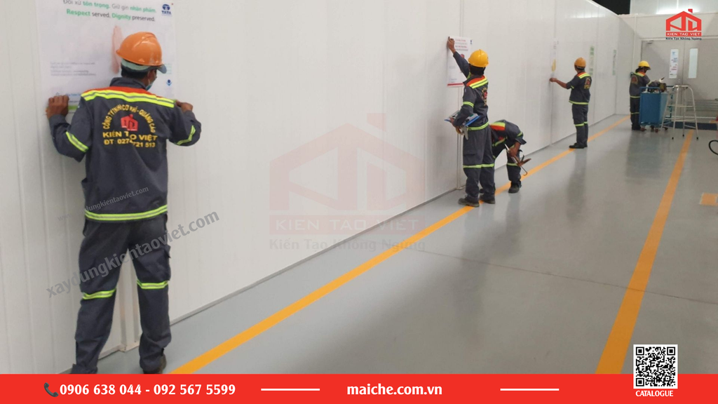 Nhân viên Kiến Tạo Việt thi công lắp đặt bảng an toàn lao động trực tiếp tại công trình đối tác. 